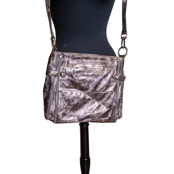 B Makowsky Leather Crossbody Purse Metallic Gray Moto Style Distressed Z… - Picture 3 of 4